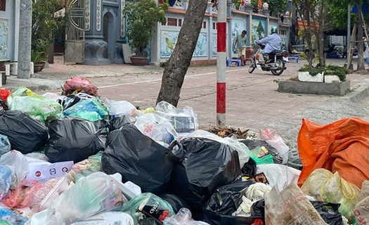 Người dân lại chặn xe vào bãi rác Nam Sơn khiến rác ở nội thành ùn ứ